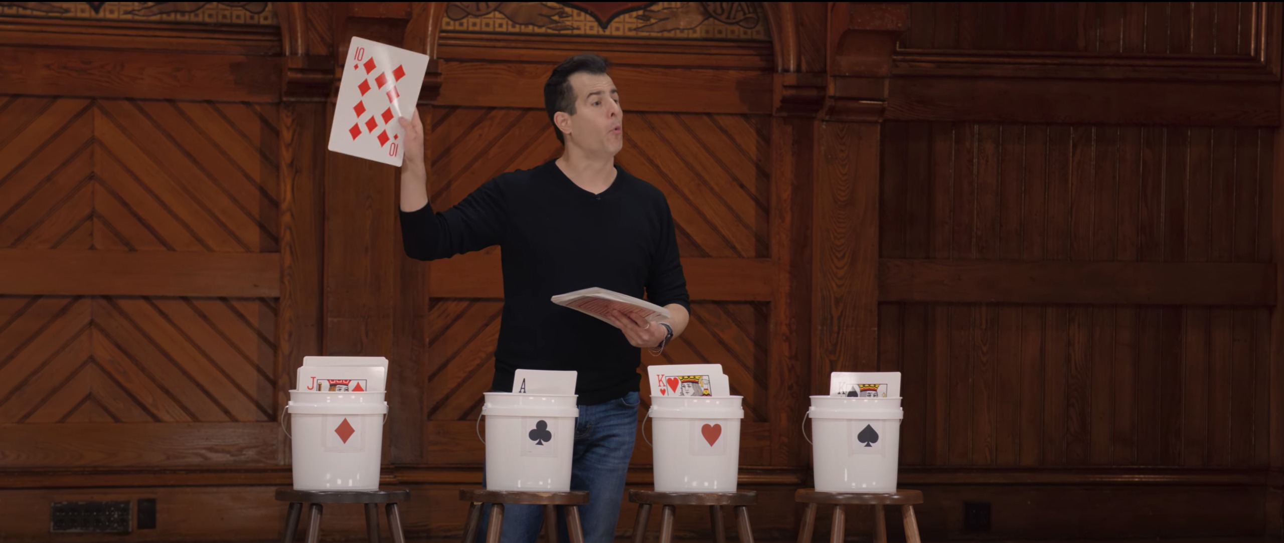 David用巨大的扑克牌和四个桶形象展示哈希表